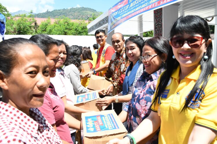 Wakil Bupati Samosir Martua Sitanggang dan jajaran Lions Club, memberi bantuan kepada masyarakat.