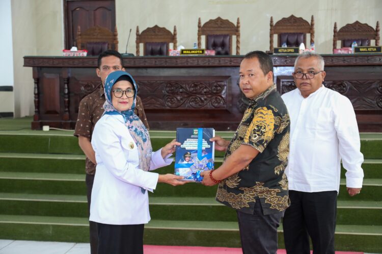 Walikota Pematangsiantar, dr Susanti Dewayani, menyerahkan draf Nota LKPj TA.2023 kepada Ketua DPRD Timbul M Lingga.