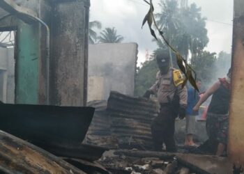 Personel Polsek Dolok Batu Nanggar, sedang melakukan olah TKP di lokasi kebakaran di Jalan YMI Kelurahan Sinaksak, Kecamatan Tapian Dolok.