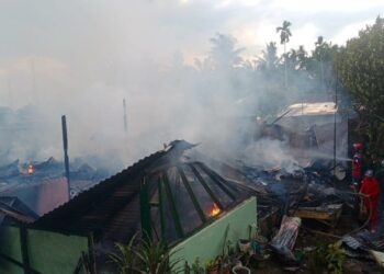 Puing-puing empat unit rumah yang terbakar di Komplek Asrama Kodim Tebing Tinggi.