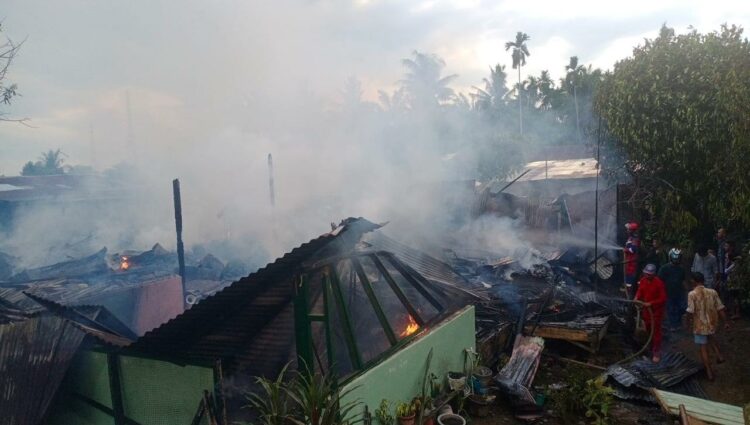 Puing-puing empat unit rumah yang terbakar di Komplek Asrama Kodim Tebing Tinggi.