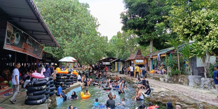Warga memadati Objek Wisata Pemandian Alam Sejuk di Simalungun.