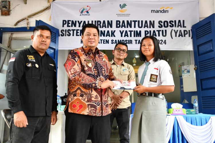 Bupati Samosir Vandiko T Gultom, menyerahkan simbolis bantuan kepada siswa.