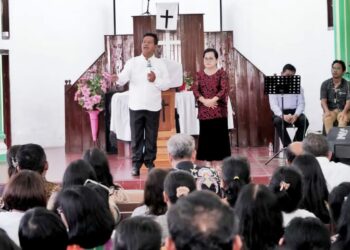 Bupati Simalungun, Radiapoh Hasiholan Sinaga (RHS) bersama istri saat menghadiri Ibadah ASN Pemkab Simalungun di GKPS Dalig Raya.