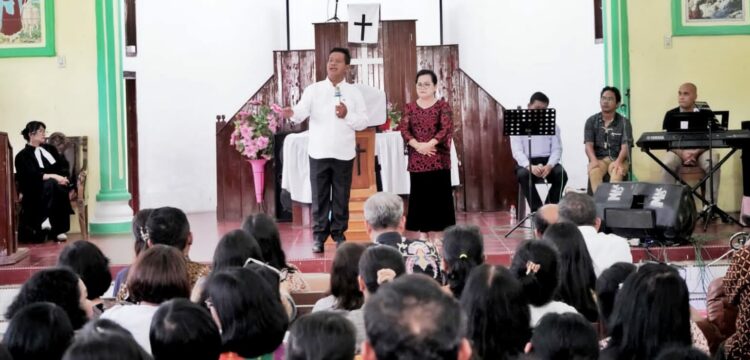 Bupati Simalungun, Radiapoh Hasiholan Sinaga (RHS) bersama istri saat menghadiri Ibadah ASN Pemkab Simalungun di GKPS Dalig Raya.