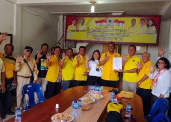 Efendi SP Napitupulu, didampingi relawan mengantarkan berkas ke Kantor DPD Partai Golkar Toba.