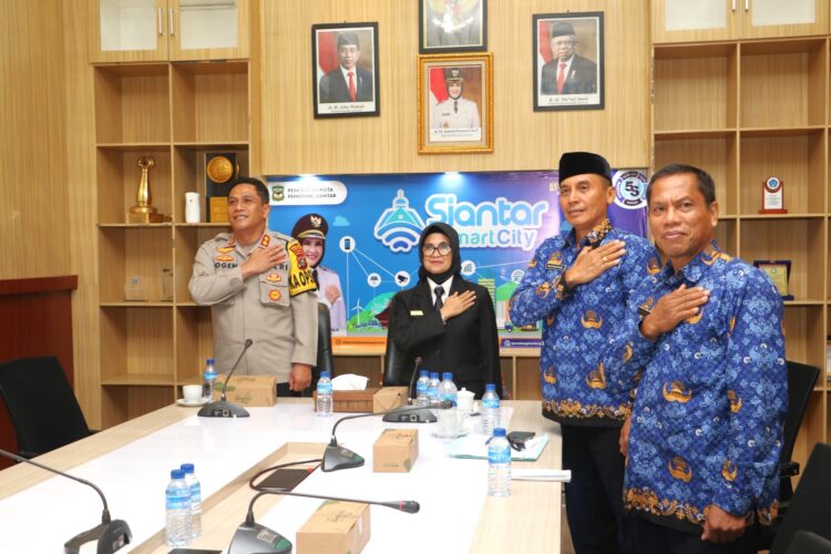 Kapolres Kota Pematangsiantar AKP Yogen dan Walikota dr Susanti saat menghikuti zoommeting penandatanganan MoU kerjasama Polri dan Kementan RI.