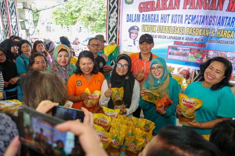 Walikota Pematangsiantar dr Susanti Dewayani saat bagi sembako dalam rangka HUT Kota Pematangsiantar