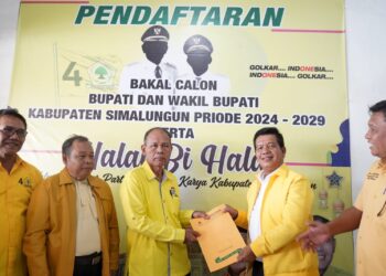 Radiapoh Hasiholan Sinaga (RHS), menyerahkan berkas pendaftaran Bacabup ke DDP Partai Golkar Simalungun.