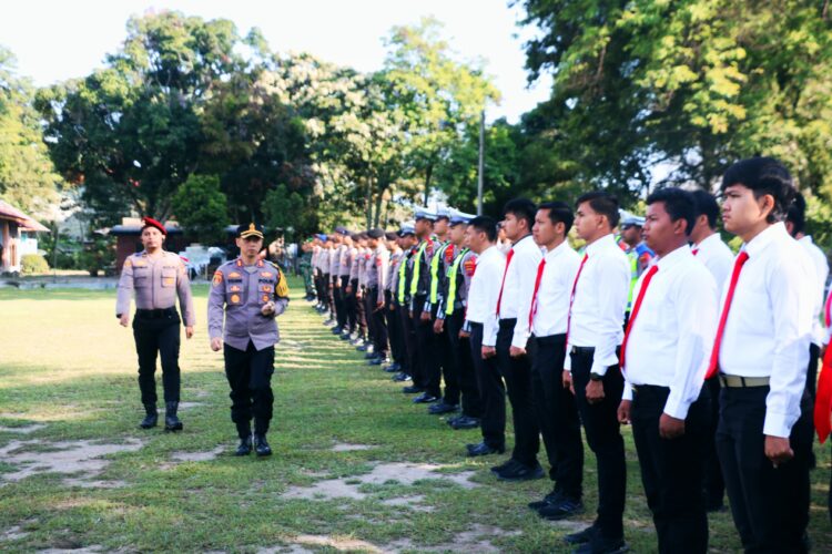 Kapolres Samosir, AKBP Yogie Hardiman, melakukan pemeriksaan pasukan saat Apel Gelar Pasukan Operasi Ketupat Toba 2024.