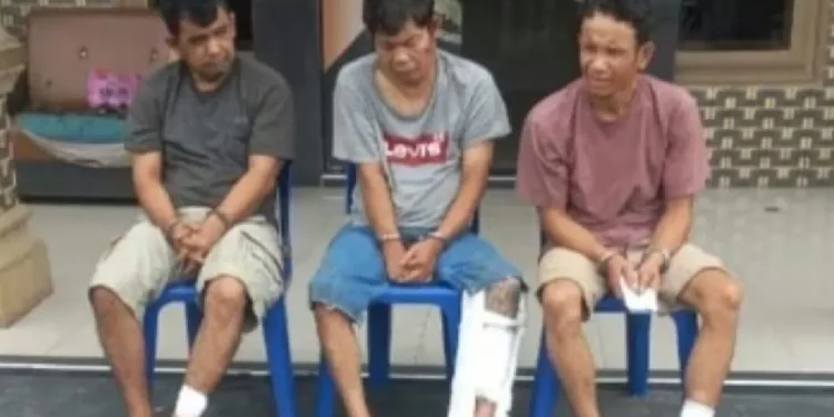 Tiga orang dari lima pelaku perampokan truk.
