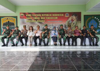 Danrem 022/Pantai Timur Kolonel Inf, Agustatius Sitepu, foto bersama dengan unsur Forkopimda Siantar-Simalungun.