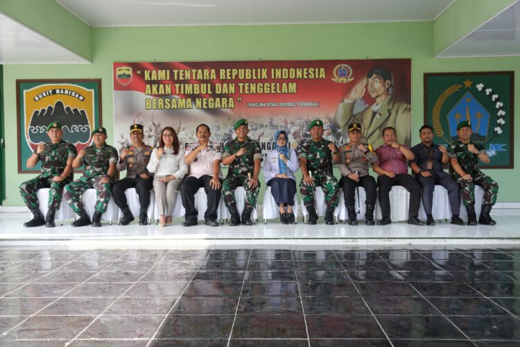 Danrem 022/Pantai Timur Kolonel Inf, Agustatius Sitepu, foto bersama dengan unsur Forkopimda Siantar-Simalungun.