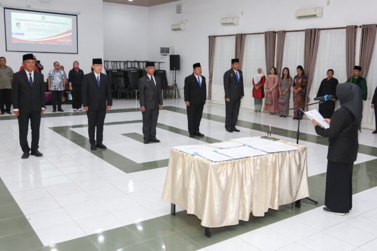 Wali Kota Pematangsiantar dr Susanti Dewayani melantik dan mengambil sumpah lima Pejabat Pimpinan Tinggi Pratama di lingkungan Pemerintah Kota (Pemko) Pematangsiantar, Jumat 26 April 2024.