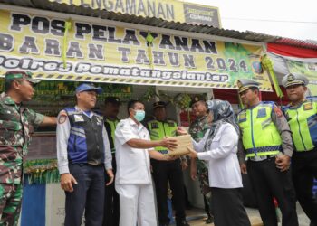 Walikota Pematangsiantar, dr Susanti Dewayani, memberikan bingkisan kepada petugas di PosPam Idul Fitri.