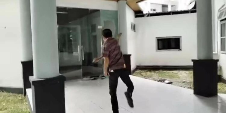 Vidio aksi anggota DPRD Malteng lempari kaca kantor DPRD.