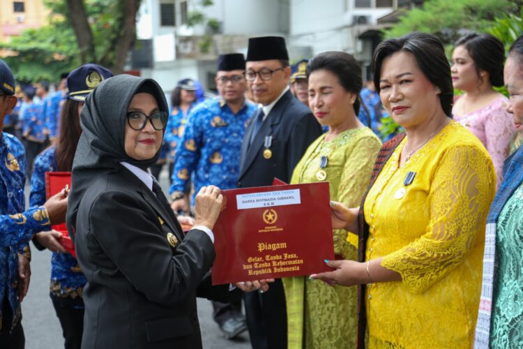 Walikota Pematangsiantar dr Susanti Dewayani, menyerahkan Satyalancana Karya Satya kepada para ASN.