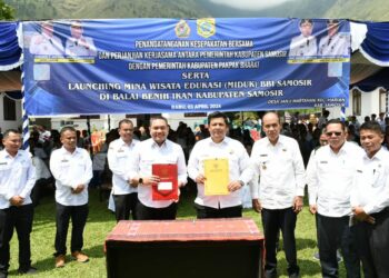 Bupati Samosir, Vandiko T. Gultom dan Bupati Pakpak Bharat, Franc Bernhard Tumanggor, melakukan penandatanganan kerjasama  di Kawasan BBI Desa Janji Martahan Samosir.