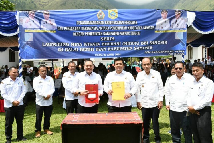 Bupati Samosir, Vandiko T. Gultom dan Bupati Pakpak Bharat, Franc Bernhard Tumanggor, melakukan penandatanganan kerjasama  di Kawasan BBI Desa Janji Martahan Samosir.