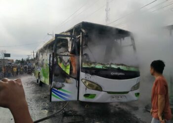 Badan Bus yang membawa Rombongan Siswa SMA AL ABDI Bah Lias Perdagangan, terbakar di Jalan Siantar-Saribudolok, Kelurahan Tigarunggu Kecamatan Purba, Rabu 17 April 2024.