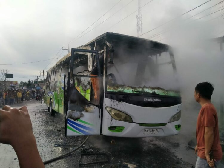 Badan Bus yang membawa Rombongan Siswa SMA AL ABDI Bah Lias Perdagangan, terbakar di Jalan Siantar-Saribudolok, Kelurahan Tigarunggu Kecamatan Purba, Rabu 17 April 2024.