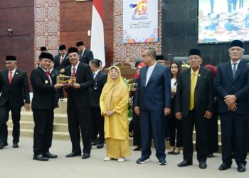 Pj Gubsu Hasanuddin memberikan cindremata kepada Mantan Gubsu dan mantan pimpinan DPRD Sumut.