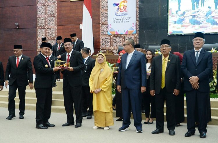 Pj Gubsu Hasanuddin memberikan cindremata kepada Mantan Gubsu dan mantan pimpinan DPRD Sumut.