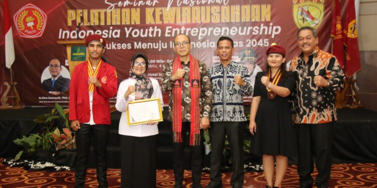 Walikota Pematangsiantar saat menghadiri seminar dan pelatihan kewirausahaan yang digelar PMKRI.