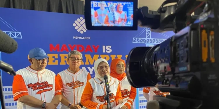 Menaker Ida Fauziyah menjawab pertanyaan media setelah acara puncak peringatan Hari Buruh (May Day) 2024.
