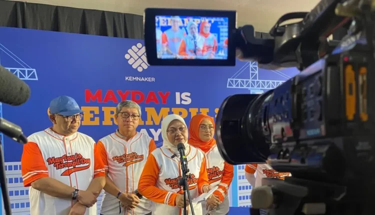 Menaker Ida Fauziyah menjawab pertanyaan media setelah acara puncak peringatan Hari Buruh (May Day) 2024.