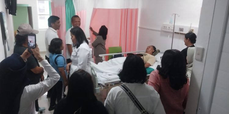 Pesan Menyentuh Kapolsek Bangun Saat Besuk Anggota Sakit: “Personel Adalah Keluarga”