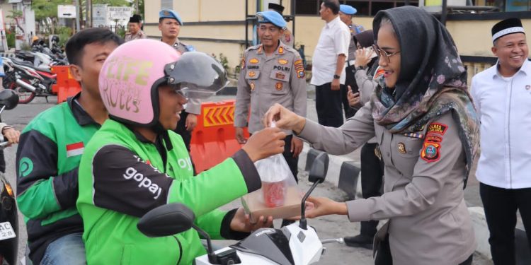 Hangatnya Ramadan di Depan Mako, Kapolres Pematangsiantar Turun Langsung Bagikan Takjil untuk Warga