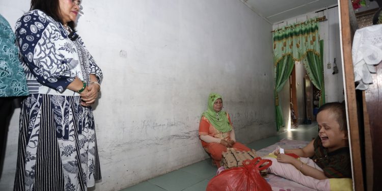 Sentuhan Kasih di Kahean, Ketua TP PKK Pematangsiantar Kunjungi Sukma Penderita Hidrosefalus Sejak Lahir