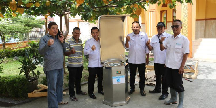 Gerak Cepat Safari Ramadhan, Perumda Tirta Uli Pasang Air Siap Minum di Masjid Al Ikhlas