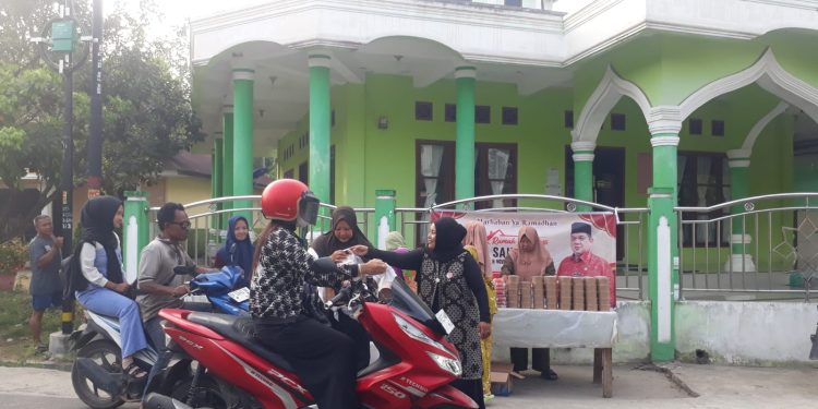Rumah Aspirasi Novri Ompusunggu Berbagi 300 Takjil, Buka Puasa Bersama Jamaah Masjid Amaliyah