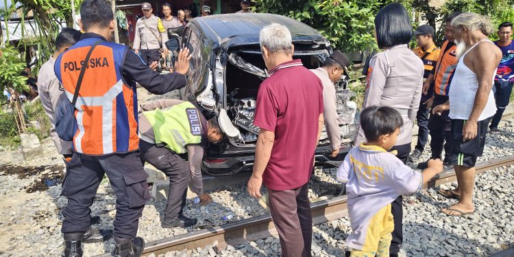 Mobil Xpander Tersambar Kereta Api, Dua Perempuan Alami Luka dan Trauma
