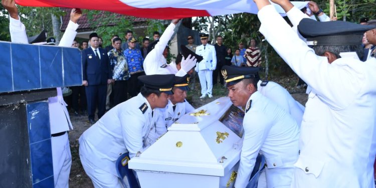 Upacara Kenegaraan Iringi Perjalanan Terakhir Camat Palipi Roberd Sinaga