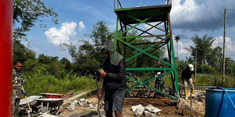 Satgas TMMD Kebut Pemasangan Pipa Tandon Sumur Bor, Warga Nagori Limag Segera Nikmati Air Bersih