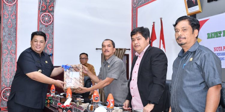 Bupati Vandiko Sampaikan 4 Ranperda Strategis dalam Paripurna DPRD Samosir