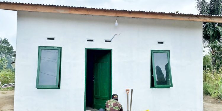 Sentuhan Terakhir Rumah Jon Enri: Saat TNI dan Warga Bahu-Membahu Menghadirkan Harapan Baru