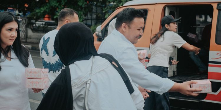 Gen-Z Tunjukkan Toleransi, Joshua Siahaan Bagikan 2.000 Takjil untuk Warga Siantar