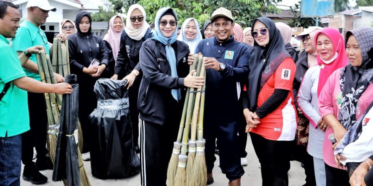 Sambut Idul Fitri 1447 H, TP PKK Simalungun Ajak Warga Nagori Dolok Maraja Gotong Royong Bersih Desa