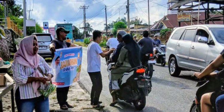 Relawan Milenial Novri Ompusunggu Bagikan 500 Paket Takjil untuk Warga di Tanah Jawa