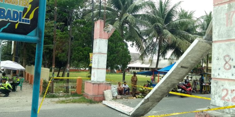 Truk Muatan Pupuk Terobos Jalan Sempit Gapura di Jalan Bahagia Siantar, Pengendara Motor Terluka Parah
