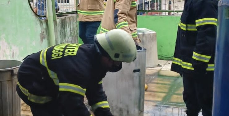 Mesin Cuci Terbakar di Ruko Jalan Senangin, Damkar Tebing Tinggi Turunkan Lima Armada