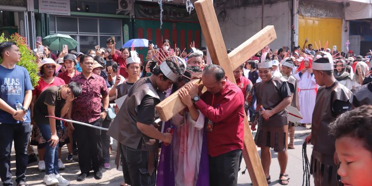 Kapolres Ikut Pikul Salib! Momen Toleransi Mengharukan di Pematangsiantar Saat Jumat Agung