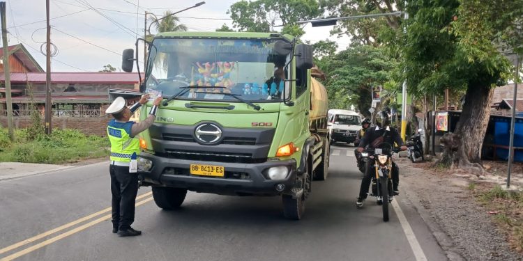 Operasi Edukasi Jalanan, Sat Lantas Siantar Turun Langsung Ingatkan Bahaya HP saat Berkendara