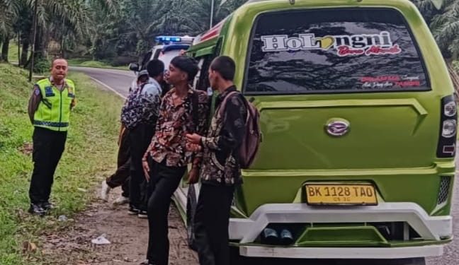 Polisi Turun Tangan! Sopir Angkot Nekat Angkut Penumpang di Atas Kap, Langsung Ditegur di Jalan Parapat