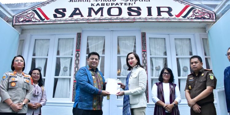 Menteri Pariwisata RI Kunjungi Samosir, Vandiko Serahkan Proposal dan Minta Dukungan Kembangkan Destinasi