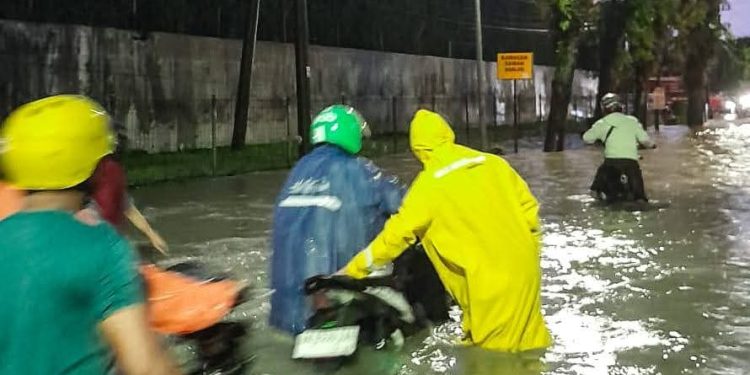 Hujan Deras Terjang Siantar, Banjir Rendam Rumah Warga dan Tembok Sekolah Ambruk!